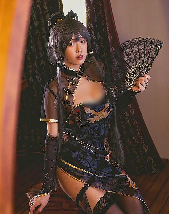 Họ cũng chỉ trích cô nàng là "không từ thủ đoạn", ngày càng hở hang quá đà.