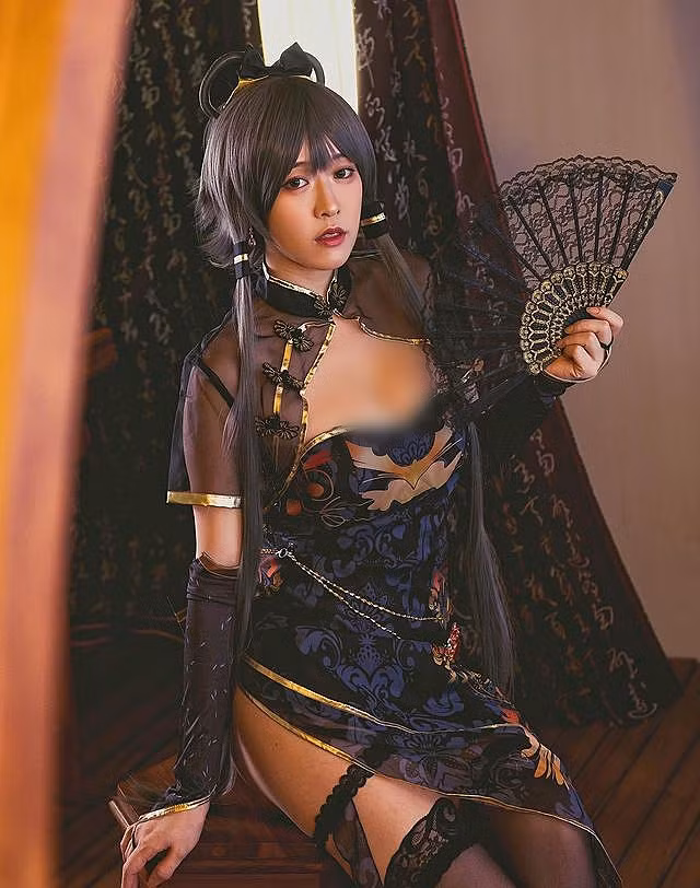 Họ cũng chỉ trích cô nàng là "không từ thủ đoạn", ngày càng hở hang quá đà.