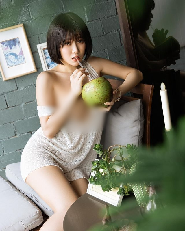 Theo tìm hiểu, Lala Hà Ngữ Huyên là một trong những hot girl khá nổi tiếng ở Đài Loan. Cô nàng sở hữu khuôn mặt và dáng vóc không thua kém bất cứ diễn viên, thần tượng nào.