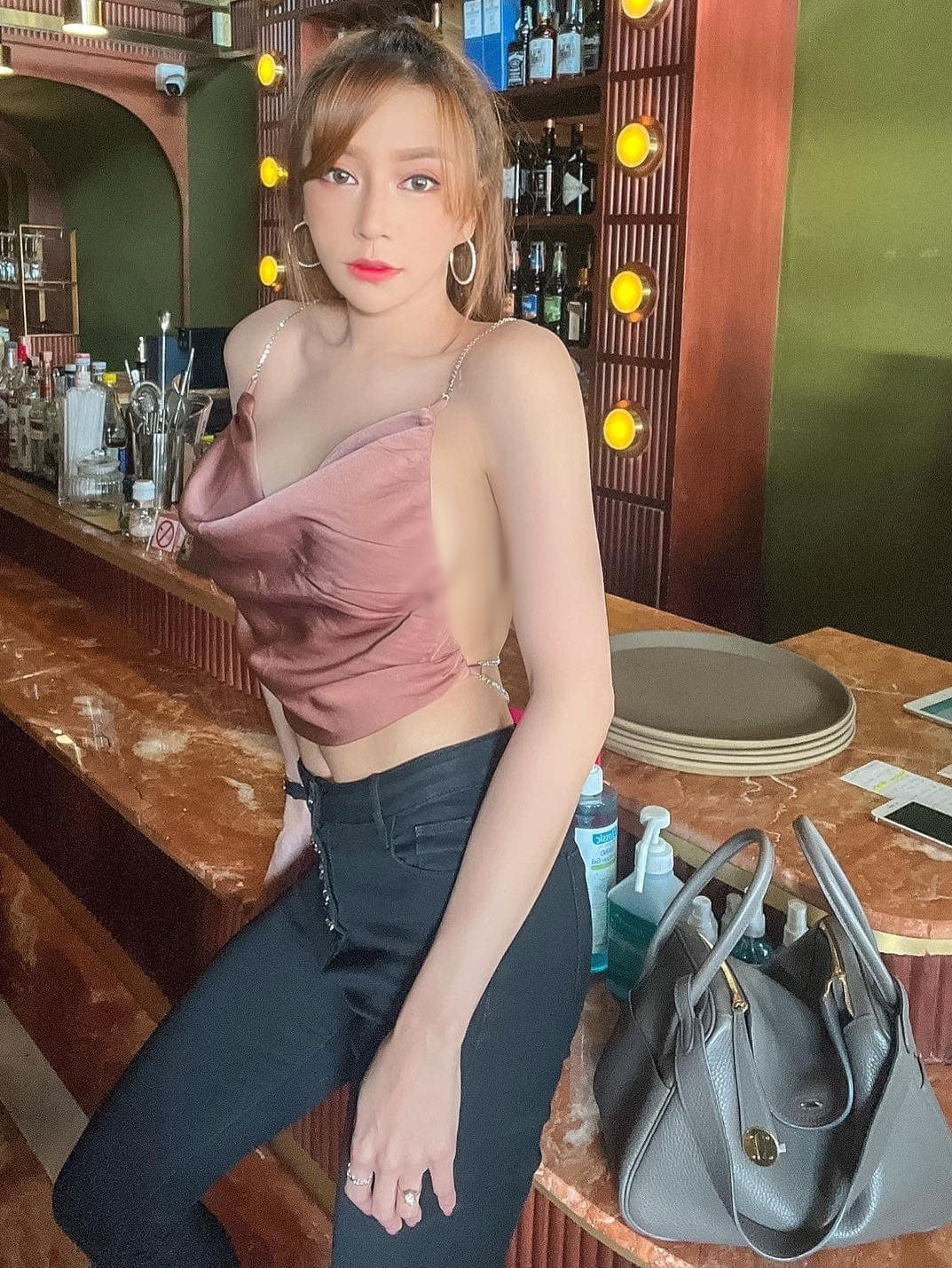 Phong cách thời trang của Ampavee Watthammasiri cũng được xem là táo bạo, gợi cảm. Cô nàng thường xuyên "thả rông" vòng một trong những thiết kế khoe ngực, khoe lưng.