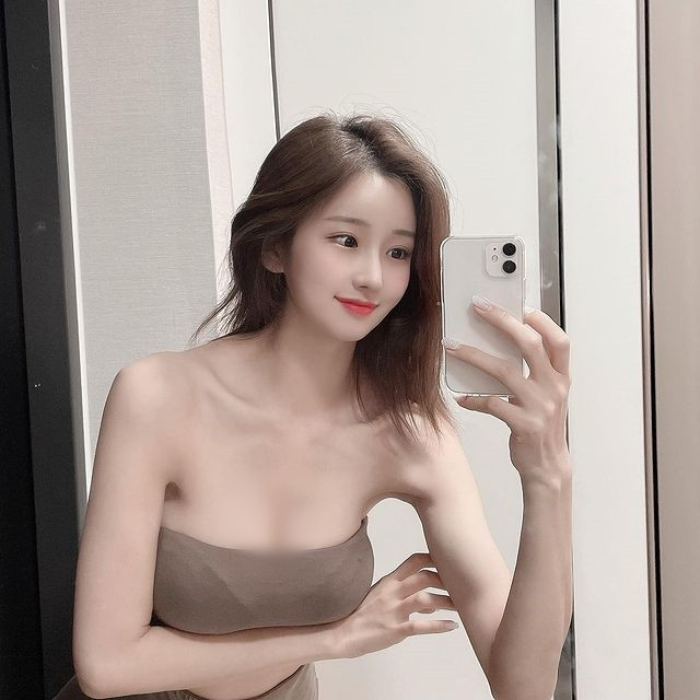 Hiện tại, trang IG cá nhân của Lee Seo Ah đang có hơn 321.000 người theo dõi, hâm mộ, kênh Youtube cũng được nhiều người đăng ký.