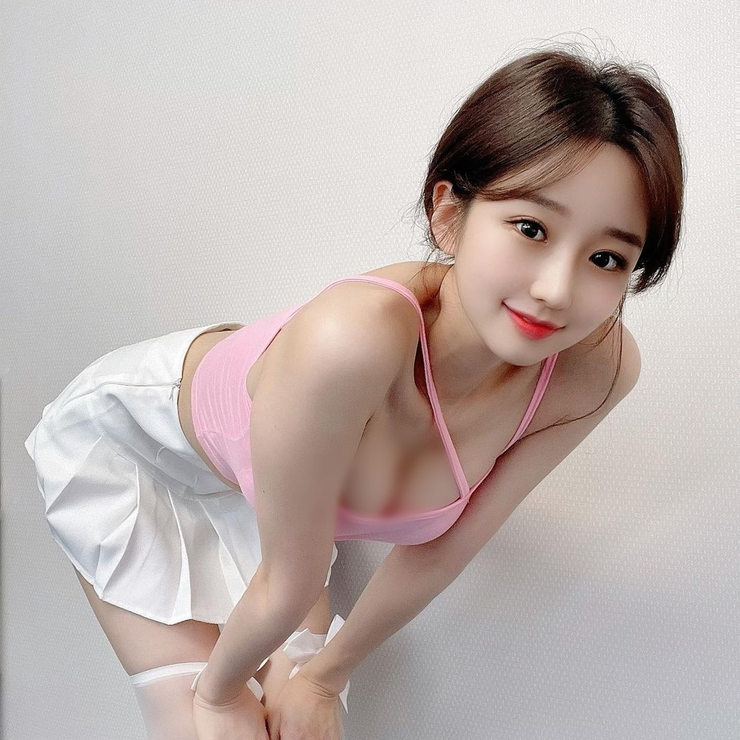 Lee Seo Ah cũng được biết đến là hot girl Hàn Quốc có phong cách chụp cúi người, khoe ngực khủng.
