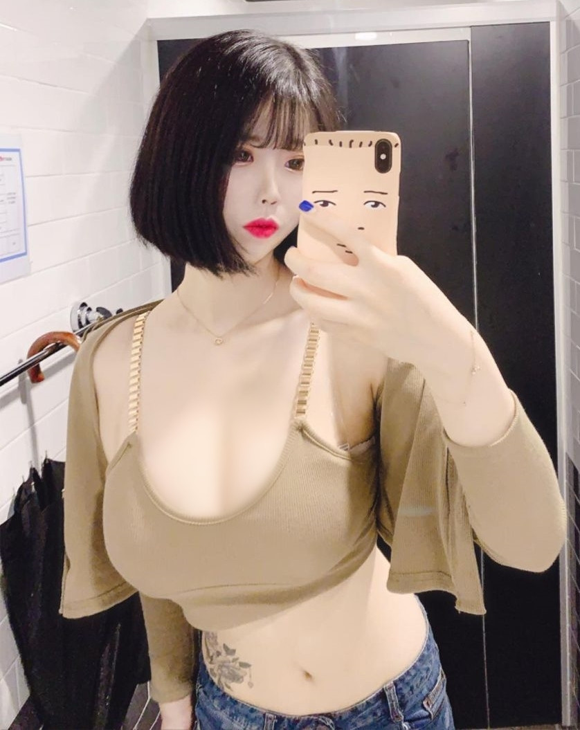 Khi giao lưu với người hâm mộ, Jyeoning còn bị hỏi thẳng. Đáp lại chuyện này, hot girl gợi cảm chỉ đơn giản đăng tải hình ảnh gợi cảm của mình và viết rõ rằng vòng 1 của cô nàng cup G, hoàn toàn tự nhiên.