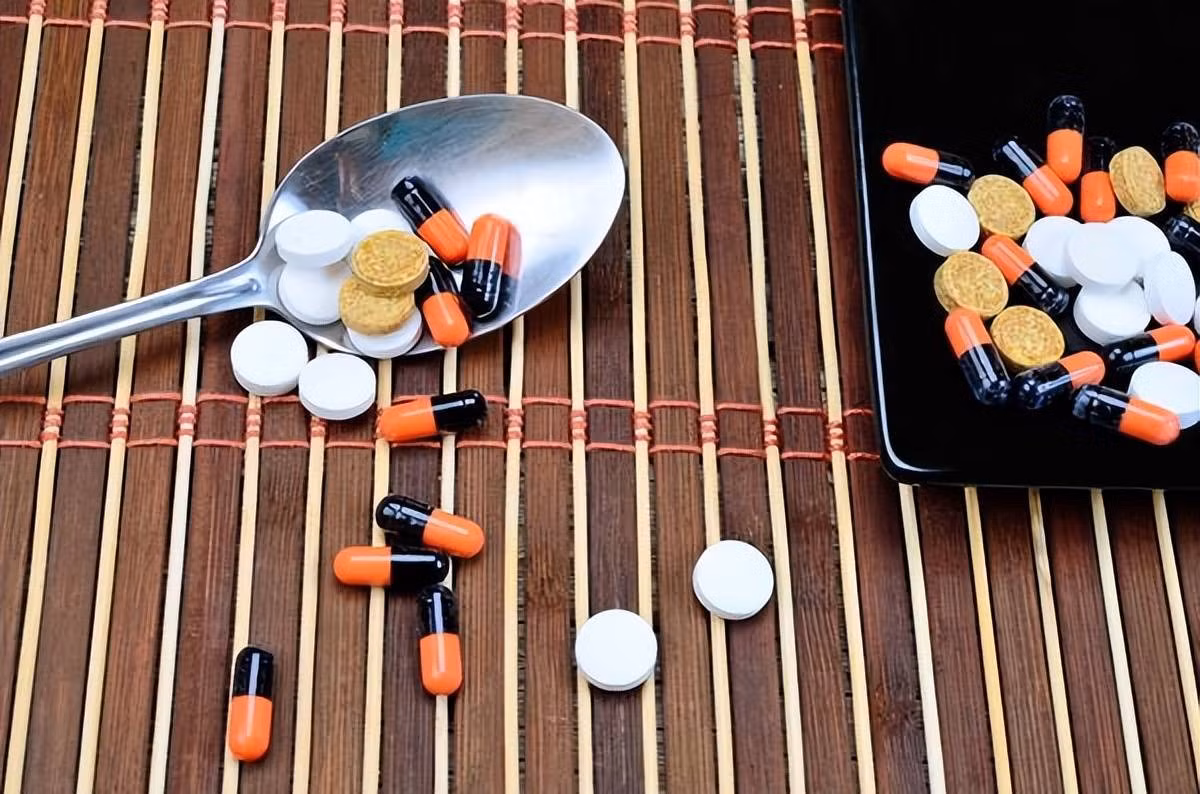 7 thoi quen uong thuoc giam dau khien ban suy kiet co the