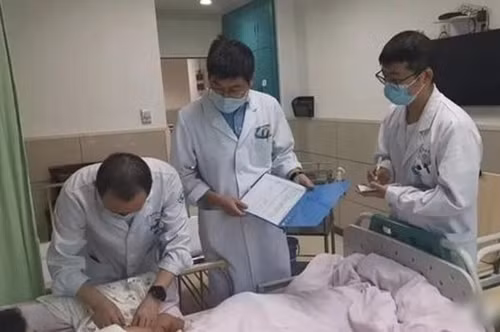 Con quay khoc ca nam moi dua di kham, ket qua chet lang