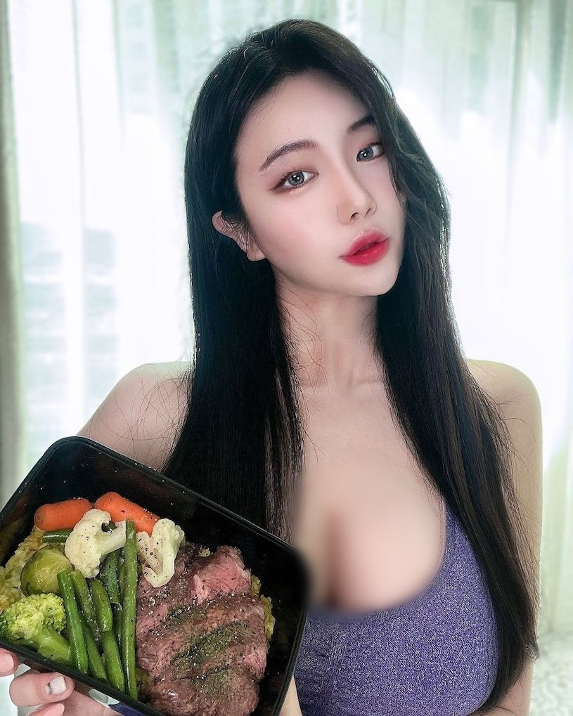 Qua những hình ảnh, có thể thấy hot girl gợi cảm Loyewe sở hữu gương mặt xinh đẹp, tinh tế với đường nét như được đắp nặn.