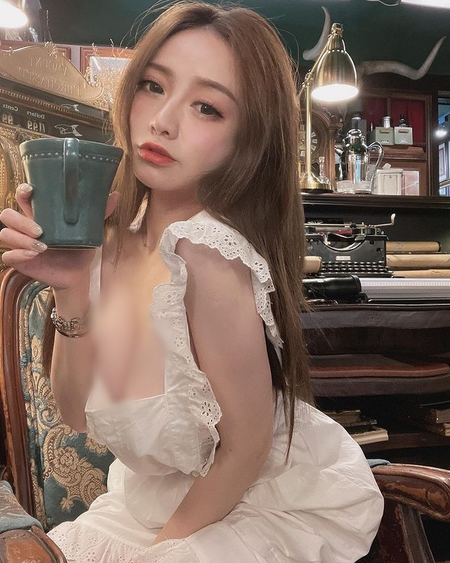 Năm 17 tuổi, Trương Ngữ Hân lại bị chính cha đẻ ép chụp ảnh nóng để bán lấy tiền trả nợ.