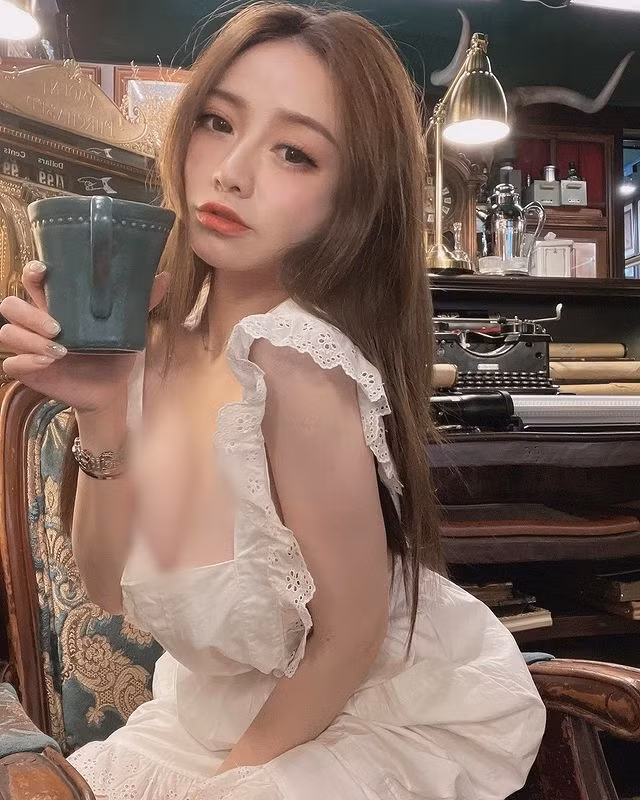 Năm 17 tuổi, Trương Ngữ Hân lại bị chính cha đẻ ép chụp ảnh nóng để bán lấy tiền trả nợ.