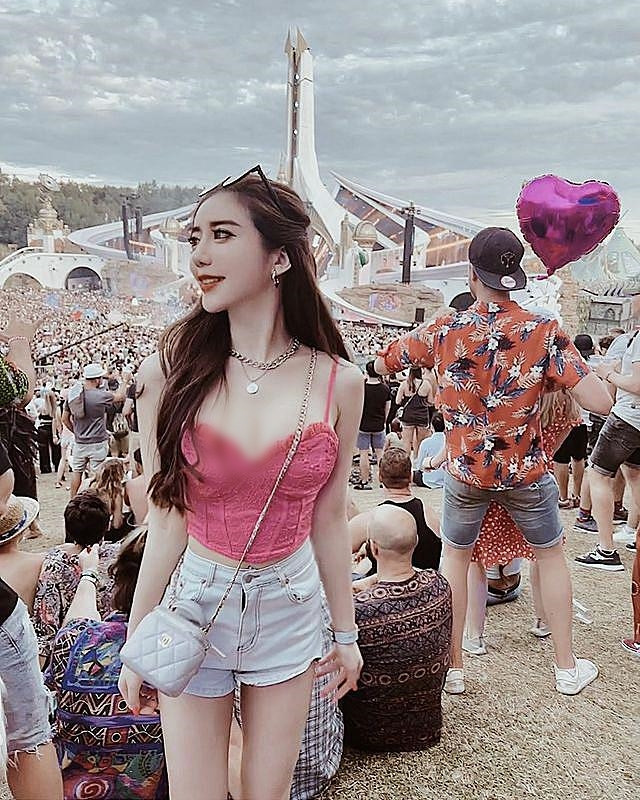 Cô nàng thường xuyên xuất hiện tại những địa điểm nổi tiếng trên thế giới, khiến nhiều người ngưỡng mộ.