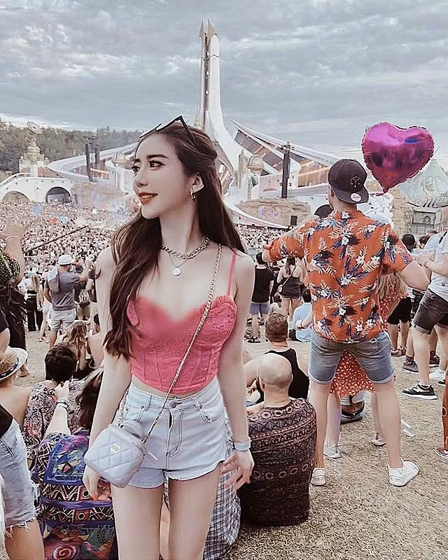 Cô nàng thường xuyên xuất hiện tại những địa điểm nổi tiếng trên thế giới, khiến nhiều người ngưỡng mộ.