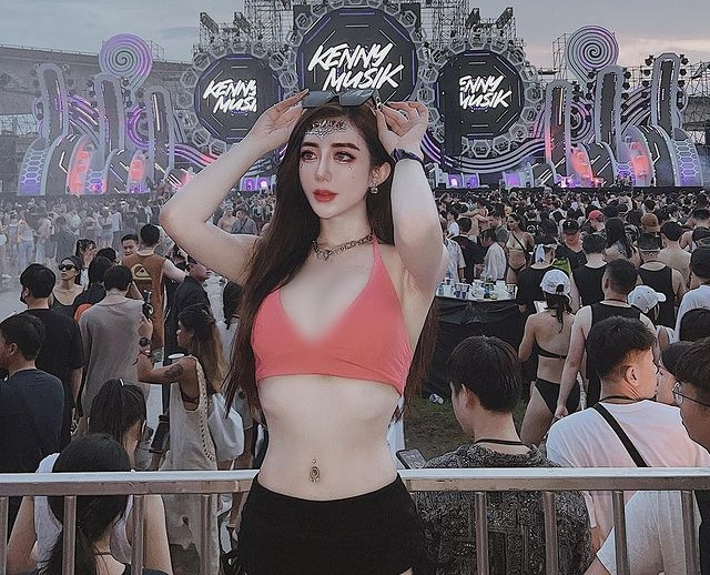 Khuôn mặt của Nhạc Nhạc đẹp chuẩn V-line, đôi mắt to tròn, sống mũi cao thẳng và đôi môi trái tim cuốn hút.