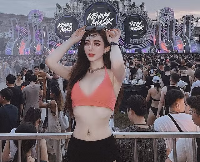 Khuôn mặt của Nhạc Nhạc đẹp chuẩn V-line, đôi mắt to tròn, sống mũi cao thẳng và đôi môi trái tim cuốn hút.