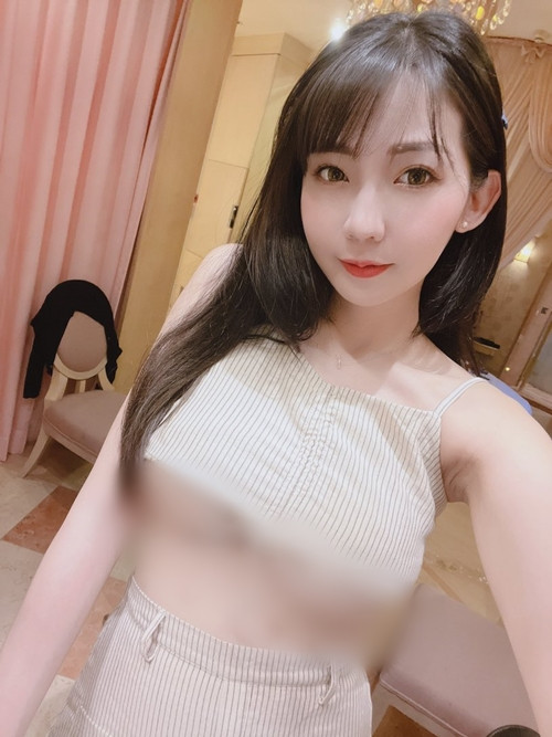 Đáp lại những lời chỉ trích, Viện Viện cho rằng cô nàng chỉ làm đúng như yêu cầu, tính chất của công việc người mẫu, hoàn toàn không vượt quá khuôn khổ.