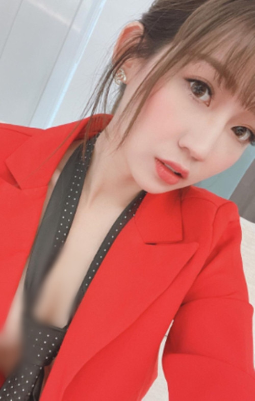 Đặc biệt, Viện Viện còn nhận làm người mẫu nội y, những hình ảnh xinh đẹp quyến rũ của cô nàng luôn nhận được sự ủng hộ nhiệt tình của người hâm mộ.