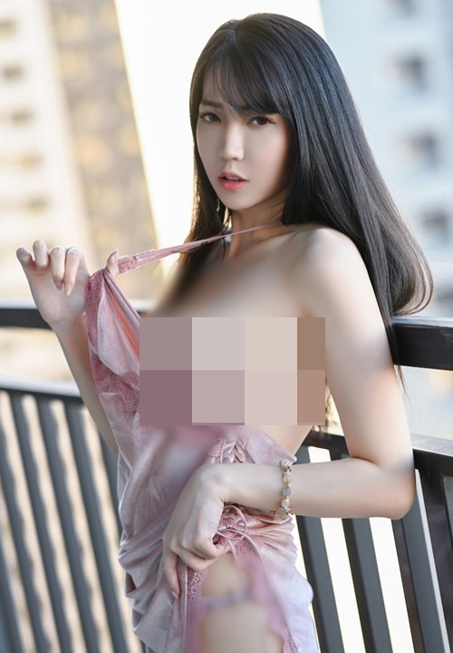 Không ít người ca ngợi nhan sắc và dáng vóc nóng bỏng, nuột nà của hot girl này. Tuy nhiên, cũng có nhiều người chỉ trích hành động của cô nàng là lố bịch, phản cảm. Trong ảnh, Viện Viện cố tính kéo váy áo, để lộ vòng 1 hớ hênh khi tạo dáng trên ban công.