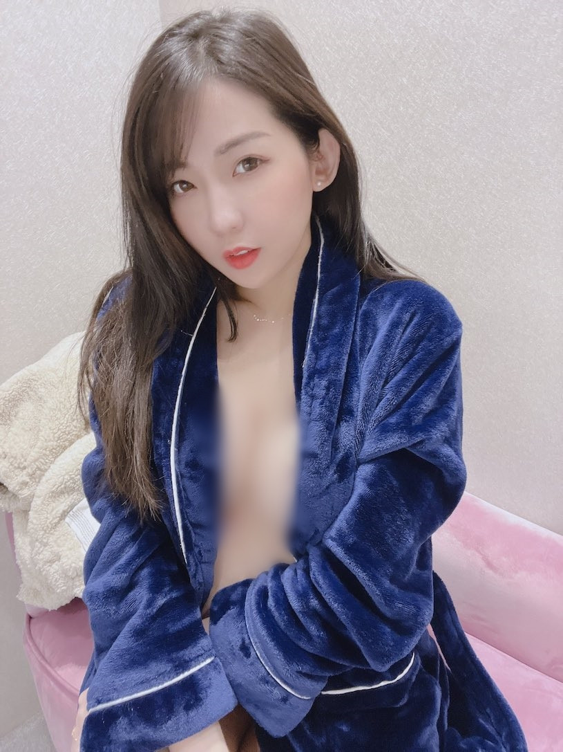 Thêm nữa, hình ảnh của cô xây dựng là một hot girl gợi cảm, vì thế những bức ảnh mà cô thực hiện hoàn toàn bình thường, không đáng để mọi người phải tức giận.