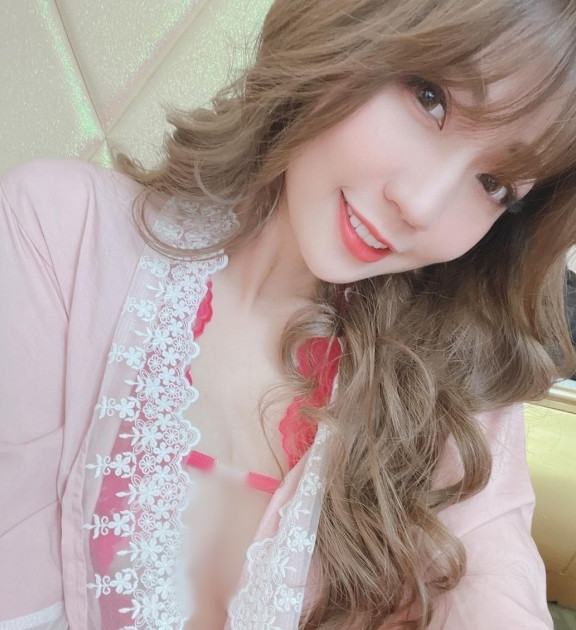 Vòng một khủng cup F giúp hot girl xinh đẹp thoải mái diện những trang phục bó sát, khoe đường cong cơ thể.