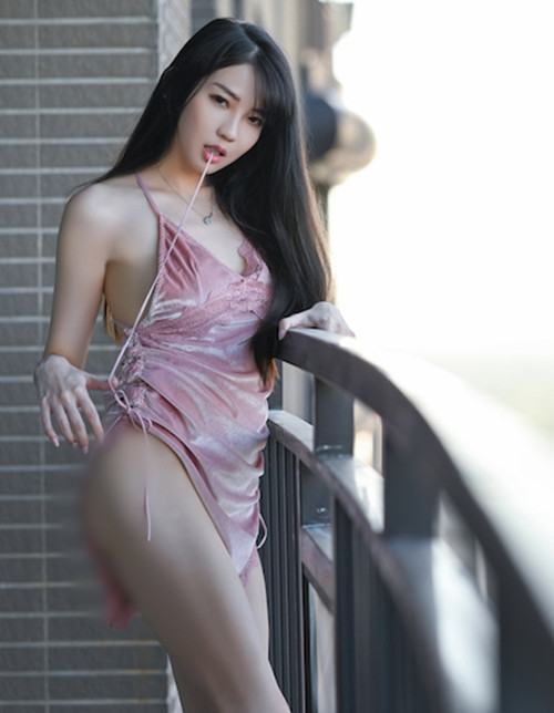 Mới đây, những hình ảnh hot girl Viện Viện diện đồ trễ nải, khoe dáng ngọc trên ban công thu hút được đông đảo sự quan tâm, chú ý của dư luận. (Nguồn ảnh: IG)