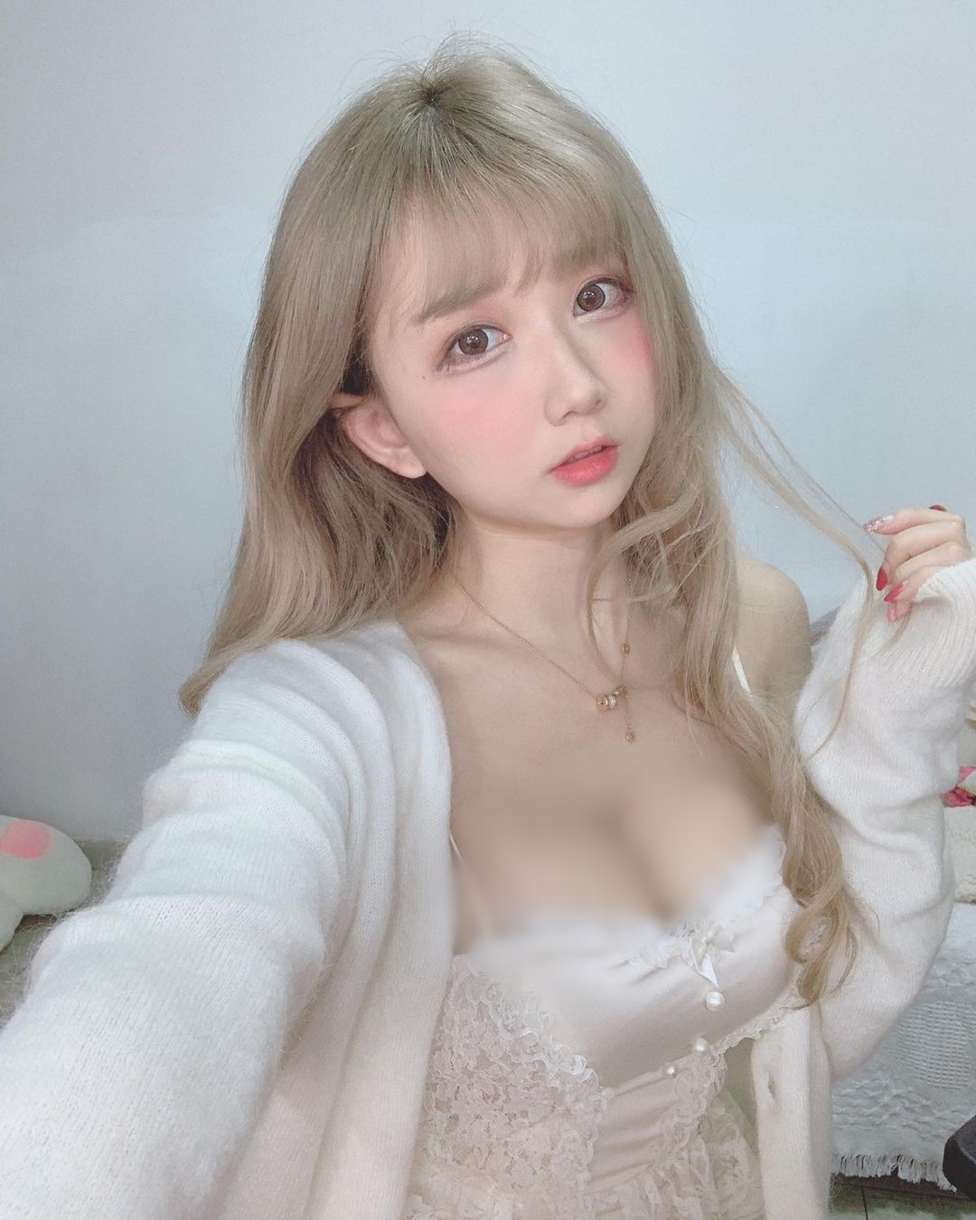 Cô nàng sở hữu khuôn mặt xinh đẹp ngây thơ, trong sáng như búp bê với đôi mắt to tròn, sống mũi cao thẳng, khuôn mặt trái xoan bầu bĩnh.