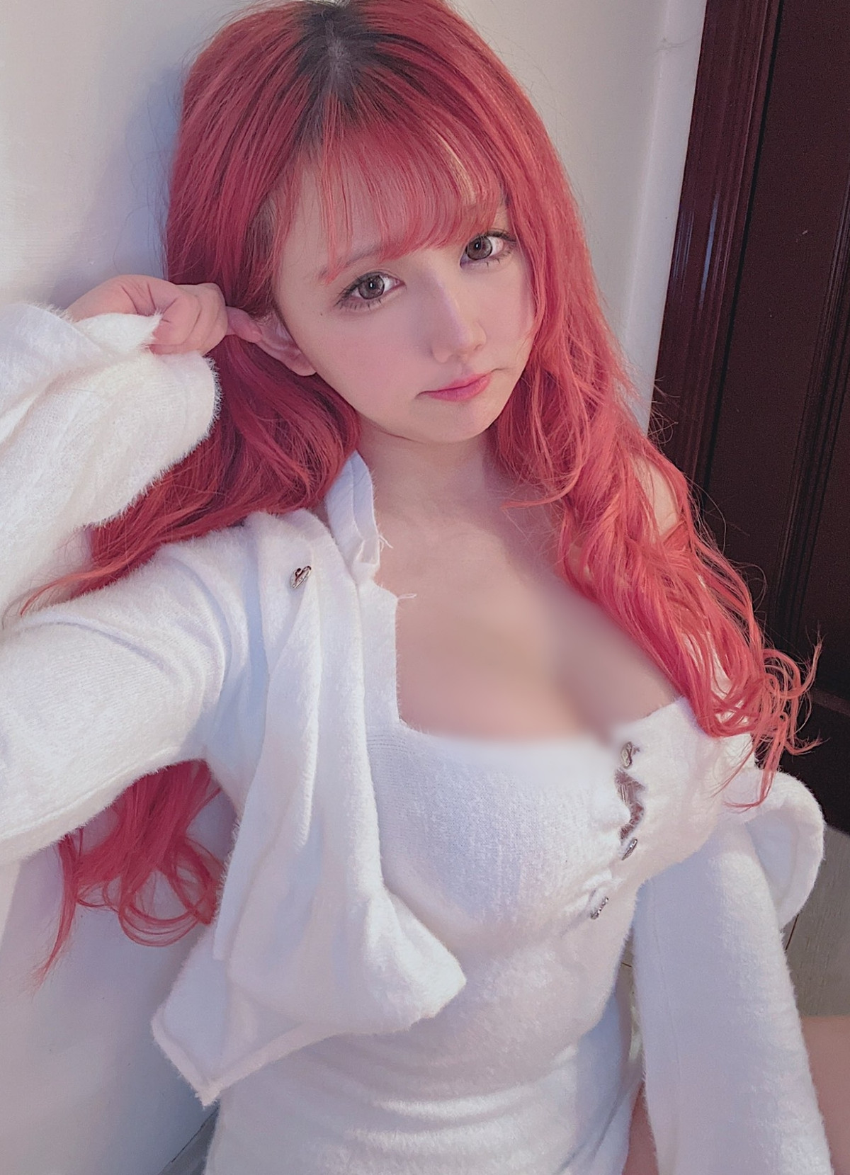 Thế nhưng, dáng vóc của Khuẩn Tử Bảo Bảo lại gợi cảm mê người, đúng như những gì mà fan hâm mộ của cô nàng miêu tả, đó là "mặt học sinh thân hình phụ huynh".