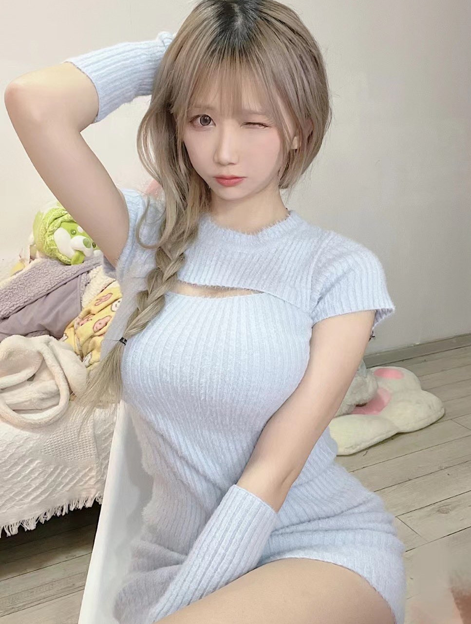 Thời tiết vừa chuyển lạnh, hot girl gợi cảm đã khoe một loạt các hình ảnh diện đồ len vô cùng hút mắt.