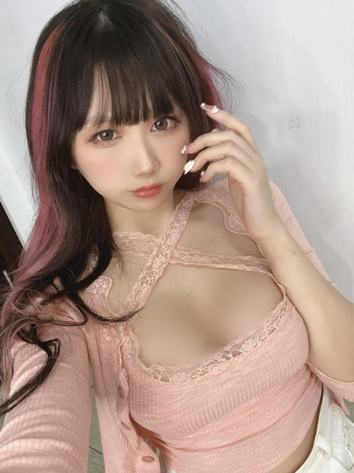 Theo tìm hiểu, Khuẩn Tử Bảo Bảo là một trong những hot girl thế hệ mới rất nổi tiếng ở Trung Quốc.