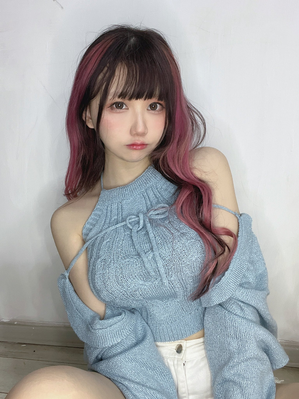 Khuẩn Tử Bảo Bảo đang sống và làm việc tại Hồ Nam, Trung Quốc. Cô nàng có đam mê với bộ môn cosplay và cũng là một cosplayer cực nổi tiếng.