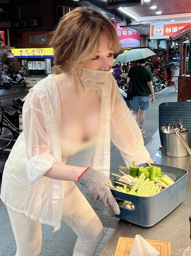 Trong những hình ảnh này có thể thấy, hot girl bán đồ nướng sở hữu nhan sắc xinh đẹp, dáng vóc nóng bỏng.