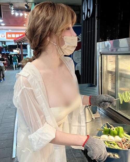 Mới đây, những hình ảnh một hot girl bán đồ nướng ở chợ đêm Đài Loan được lan truyền rộng rãi. (Nguồn ảnh: IG)