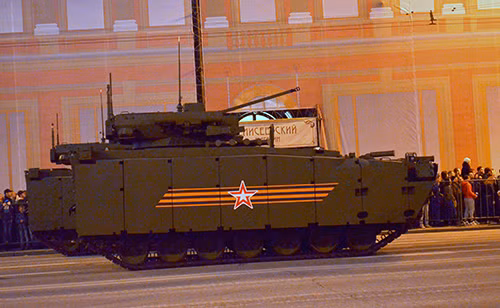 Tất nhiên không thể thiếu các phương tiện chiến đấu mới được giới thiệu lần đầu tiên. Trong ảnh là xe chiến đấu bộ binh Kurganets 25 phiên bản vũ trang hạng nặng.