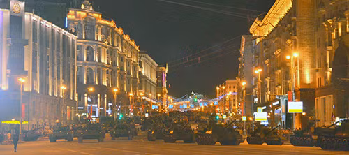 Tất nhiên không thể thiếu các đơn vị pháo tự hành. Trong ảnh là pháo tự hành Su-100, ác mộng của xe tăng Đức trên chiến trường.