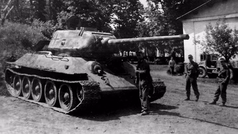 T-34 tham gia hầu hết các trận chiến lớn nhỏ trong Chiến tranh Thế giới thứ 2, nó trực tiếp đối đầu với mọi loại tăng hạng trung - hạng nặng của quân phát xít Đức. Có thể nói, đây là một trong những vũ khí mang tính ảnh hưởng lớn nhất với chiến thắng của Hồng quân Liên Xô.