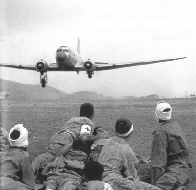 Douglas C-47 Skytrain đóng vai trò vận tải chiến lược cho quân đội Pháp ở Điện Biên Phủ. Nó chuyển trang thiết bị, nhu yếu phẩm tới tập đoàn cứ điểm và đưa thương binh về nơi chữa trị.