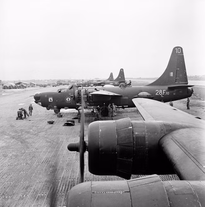 Consolidated PB4Y-2 Privateer, máy bay tuần tra ném bom Mỹ, được Pháp sử dụng ở Việt Nam. Nó có khả năng cất cánh với tải trọng tối đa 29.500 kg cùng phạm vi hoạt động 4.540 km.