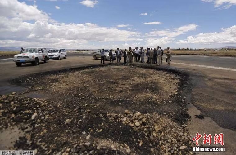 Cuộc không kích "hạ gục quái vật bay Il-76" diễn ra chỉ một ngày sau khi máy bay liên minh không kích căn cứ Dulaimi của Không quân Yemen phá hủy đường băng cuối cùng. Ảnh: một phần đường băng sân bay quốc tế Sanaa bị phá hủy cùng chiếc Il-76.