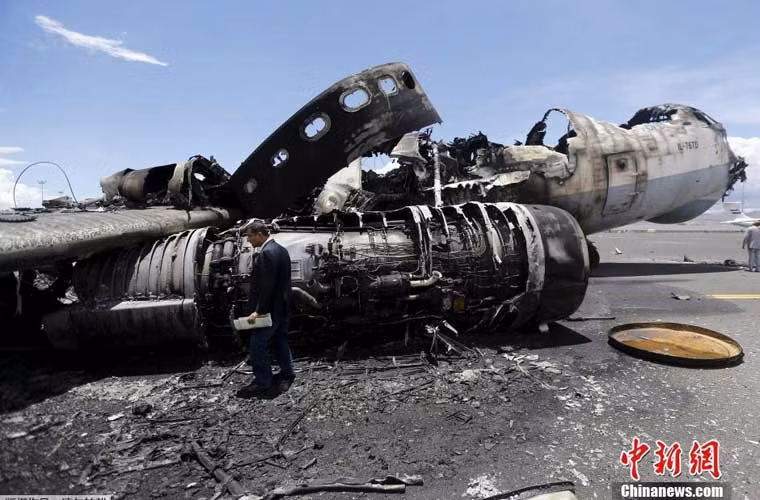 Chiếc máy bay vận tải Il-76 bị cháy tới mức phần thân không còn nguyên vẹn, bên trong máy bay gần như ra tro.