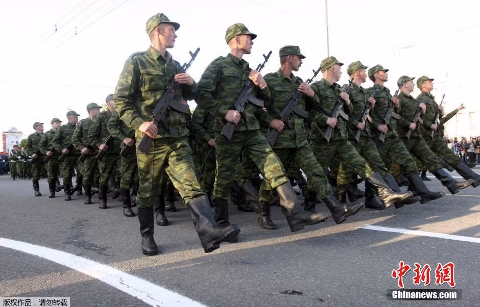 Trong ảnh, khối chiến sĩ bộ binh với súng trường AK-74 của quân ly khai.