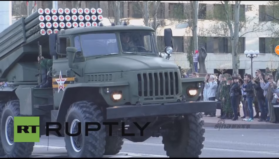 Các xe pháo phản lực Grad đang diễu qua lễ đài duyệt binh.