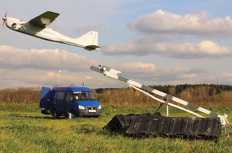 Orlan-10 được trang bị động cơ mini với cánh quạt 2 lá cho tốc độ hành trình 110km/h, tốc độ tối đa 150km/h, tầm hoạt động 140km với trạm điều khiển mặt đất và đến 600km với chế độ tự hành. Nguồn ảnh: Sputnik