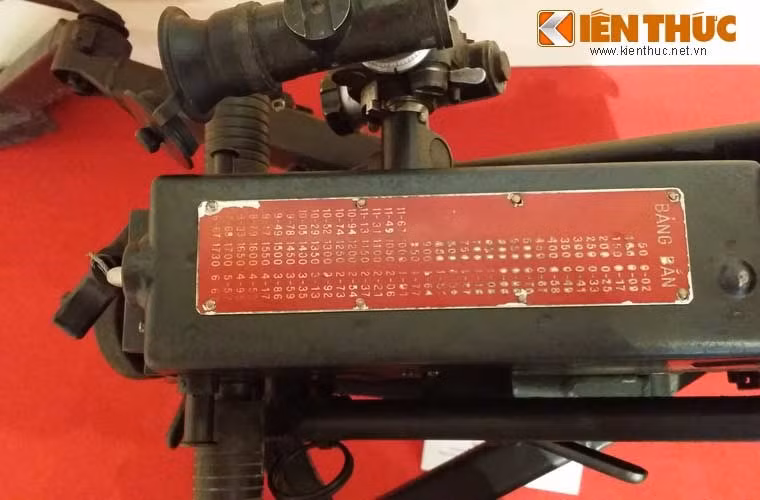 Súng phóng lựu AGS-17 đạt tầm bắn 800m với thước ngắm cơ khí hoặc 1,7km với kính ngắm quang học. Trong ảnh, cận cảnh bảng bắn trên thân súng AGS-17, bên trái súng có gắn kính ngắm quang học.
