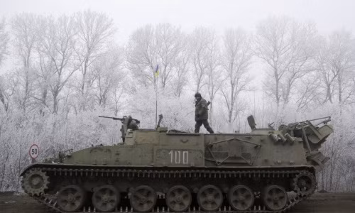 Ukraine rut vu khi hang nang theo lenh ngung ban