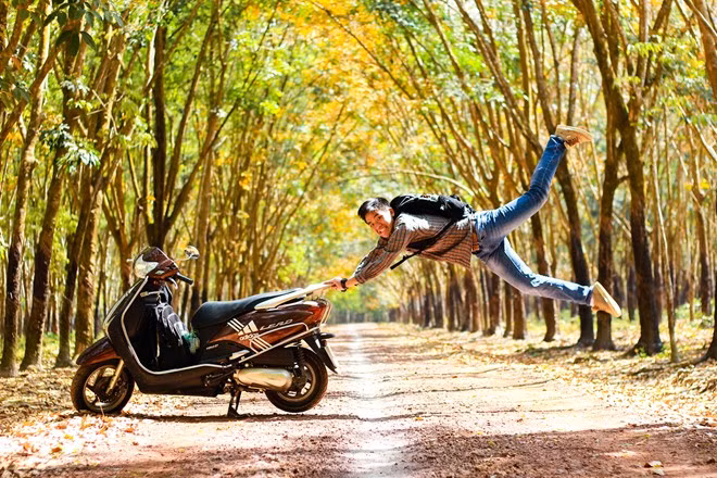 Rừng cao su đang vào mùa thay lá. Khung cảnh lãng mạn của mùa thu ngày giáp Tết đã làm cho những người yêu thích khám phá chỉ muốn "cuốn theo chiều gió".