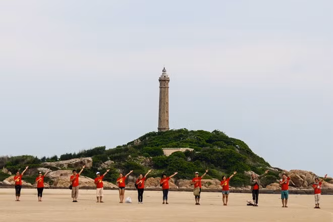 Một năm chỉ có một mùa thủy triều ở hải đăng Kê Gà, Phan Thiết (Bình Thuận) rút xa hàng trăm mét. Du khách có thể lội bộ từ bờ qua hải đăng và lưu lại hiện tượng thiên nhiên kỳ lạ này.