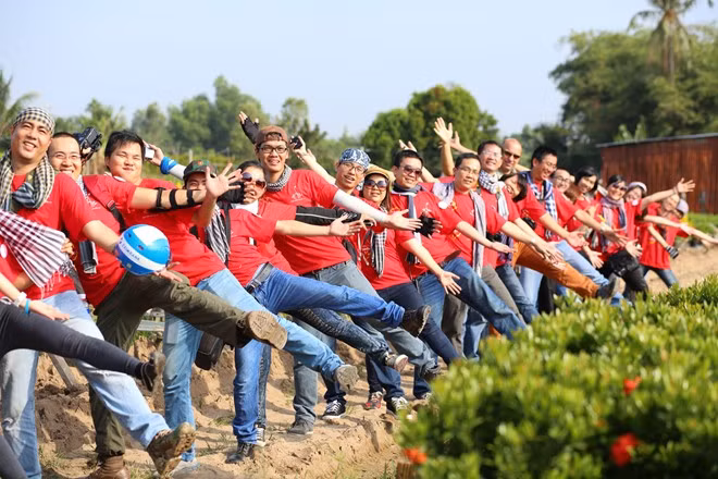 Làng hoa Sa Đéc đang vào mùa hoa Tết. Đây cũng là dịp các bạn trẻ nô nức tìm về để vui chơi chụp ảnh.