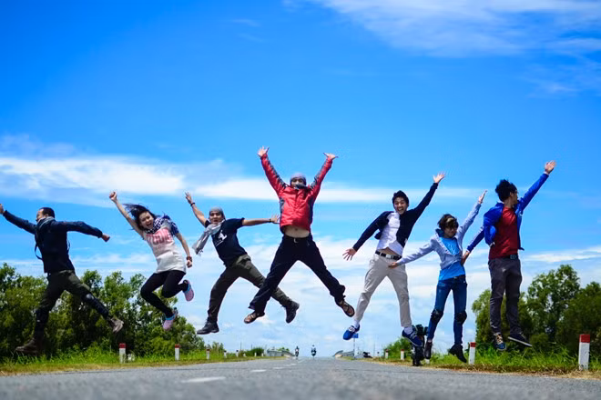 Trong một lần về thăm miền đất phương Nam, với xanh mây trắng và gió lộng nhóm bạn trẻ tung mình cho bức ảnh tuyệt đẹp.