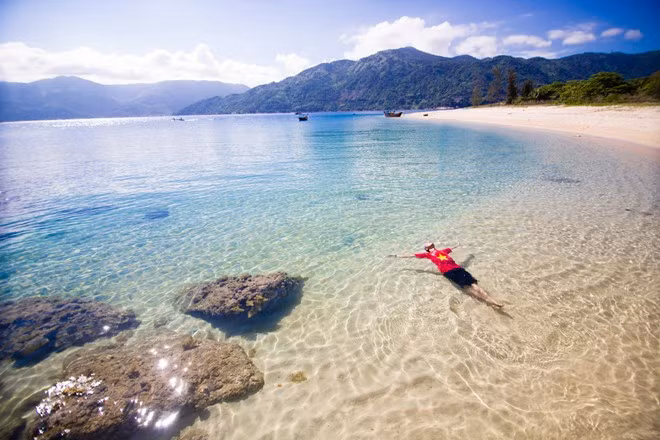 Hòn Nưa (Khánh Hòa) là một trong những nơi có bãi biển xanh và trong bậc nhất. Bất cứ ai yêu thích khám phá đều mong được một là thả mình tận hưởng làn nước mát.