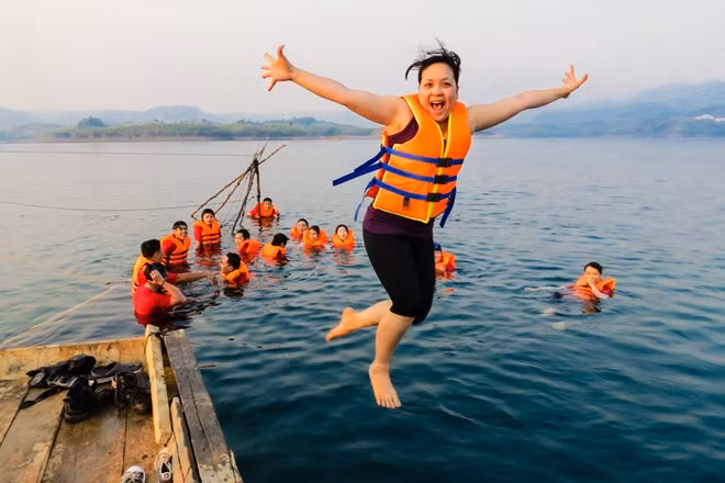 Khuôn mặt đầy rạng rỡ háo hức của Ngọc Tuyết trước khi được lặn ngụp trong làn nước mát của Tà Đùng - hồ trên núi (Dak Som Đắc Nông).