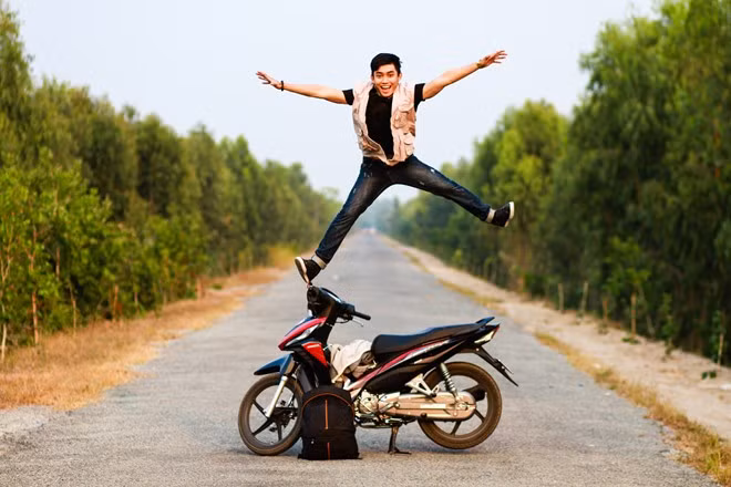 Lần đầu tiên đến với Vườn Quốc gia Tràm Chim, Tam Nông (Đồng Tháp) khám phá khu vực chỉ dành cho bảo tồn, bạn trẻ Lê Văn (sinh năm 1994) ghi lại khoảnh khắc nhảy giữa đường.