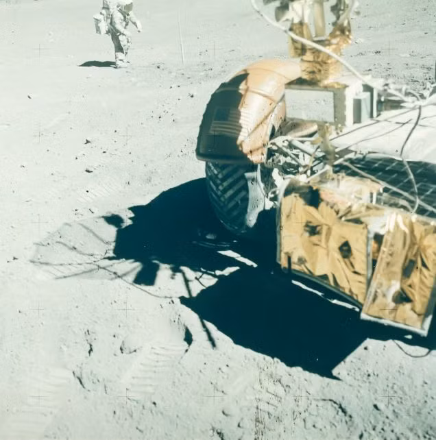 Phi hành gia đang thực hiện nhiệm vụ gần cỗ xe tự hành Lunar Rover.
