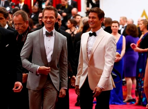 Người dẫn chương trình cho lễ trao giải Oscar 2015 Neil Patrick Harris (trái) xuất hiện bảnh bao bên người bạn đời David Burtka.